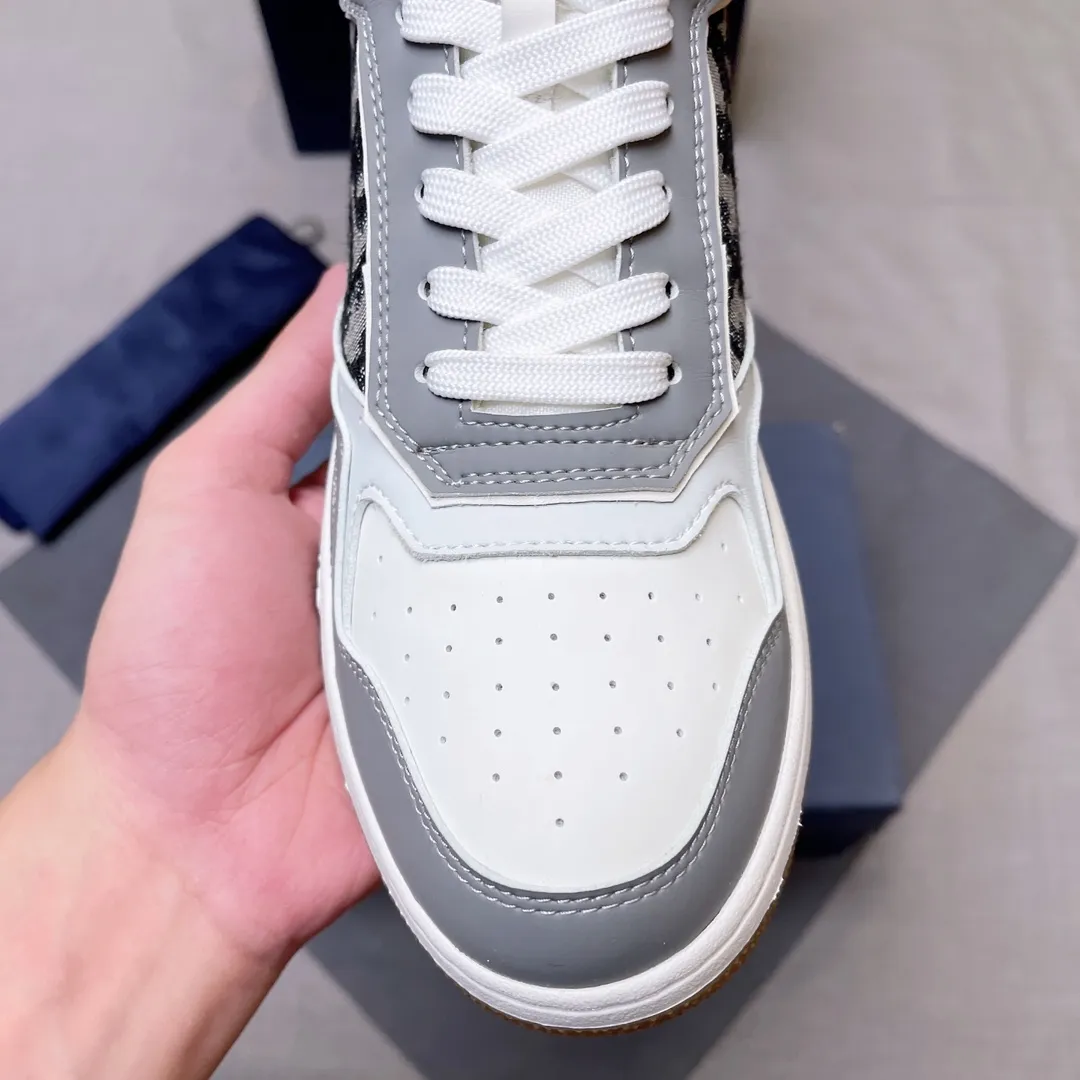 p440 "Dio*" mid-top B27 casual sneakers. This B27 high-top sneaker is a new product in the series and continues Di*r's classic style. Crafted from gray and white smooth calf leather with beige and black Oblique print panels on the sides. The "CD Icon" shaped shoelace eyelets are clever and delicate, and the two-color rubber sole, rear collar and heel are all equipped with the brand's iconic details to enhance the style. Oblique printed straps at the ankle allow for an adjustable fit to complement the overall design. Fashionable and versatile, it can complement any look. Create an exquisite design with unique dynamic vitality and modern atmosphere, presented in low-top and high-top styles. This new must-have shoe adds a new dimension to Dior's archive heritage, embodying modern elegance. Purchase the original version and make it 1:1. If you need top quality, please come to me! Male 38-44! No. 067